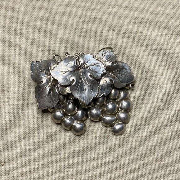 💛 RARE Coro Bunch Of Grapes Brooch - Picture 1 of 5